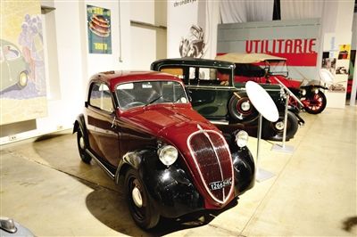 5菲亚特500 Topolino 1936年，第一辆菲亚特500“Topolino”(意大利语中意为米老鼠)驶下生产线，这是当时世界上采用大规模生产的最小的车，车长只有3.21米。一直到1955年，第一代菲亚特500 Topolino总共生产了52万辆。