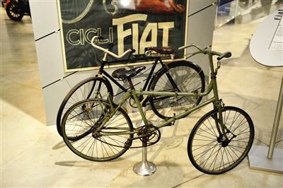 3菲亚特自行车 1909年，菲亚特决定制造自行车，在第二年它的自行车产量就达到了2.5万辆，其中包括普通版、赛车版和军用版。在1910年至1911年期间，菲亚特生产的自行车在意大利和海外的赛事中均有良好表现。