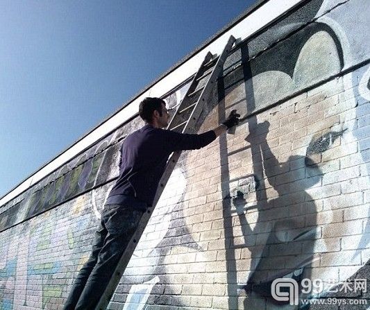 英艺术家高墙上作画缅怀癌症男童