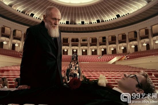 纽约的古根海姆博物馆收藏的耶尔·巴尔塔娜（Yael Bartana）的三部曲视频作品  《And Europe Will Be Stunned》（2007-2011年）中的《暗杀》部分高清视频截图