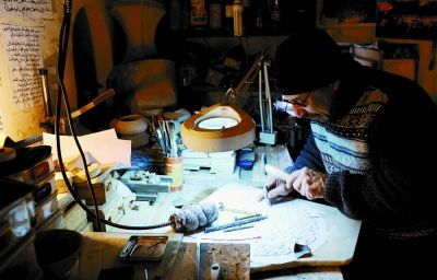 1月9日，在叙利亚大马士革城中的传统工艺市场，石雕手工艺人巴达尔在石料上雕凿手工艺品。