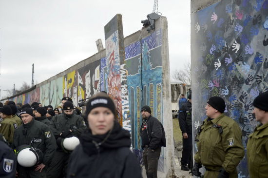 柏林墙遭开发商强制拆除遭抗议