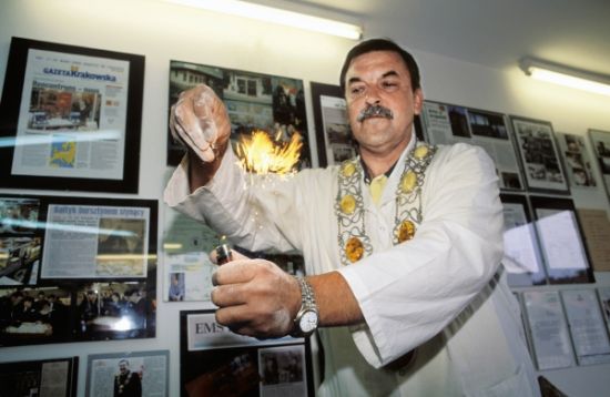 波兰格但斯克一家琥珀工坊的工人点燃琥珀。天然琥珀燃烧时会发出一种怡人的松香味