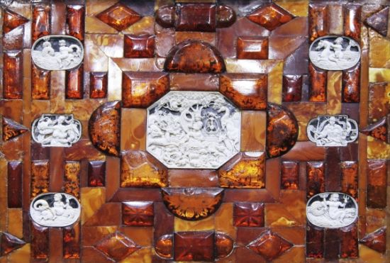 制作于1724年的大型琥珀首饰盒