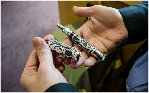 内贾德拍卖的万宝路白金钢笔于上世纪30年代末制造，全球发行量仅有88支