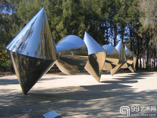 位于澳大利亚国家美术馆雕塑花园内的伯特·弗拉格尔曼1982年作品《圆锥体》（Cones）