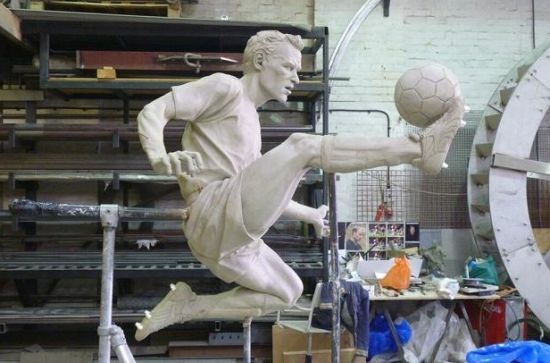 博格坎普对纽卡斯尔比赛的经典瞬间制成石像雕塑