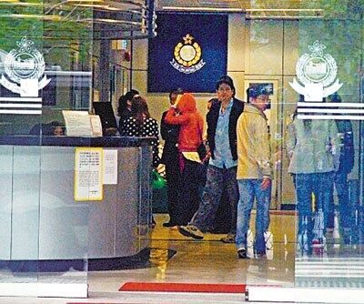 报称在阿根廷遭非法禁锢的2名少女(黑衫白点及红色外套)，返港后即到警署助查。