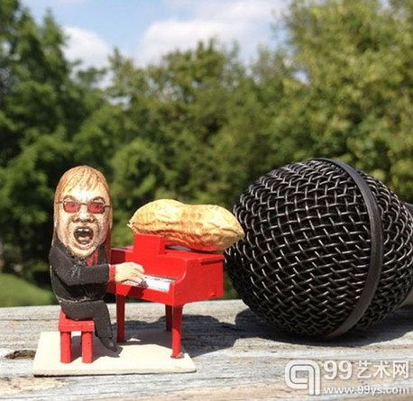 美国艺术家花生壳作名人画