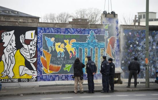 柏林墙一段现名为“东廊”的遗址被拆引发持续抗议。