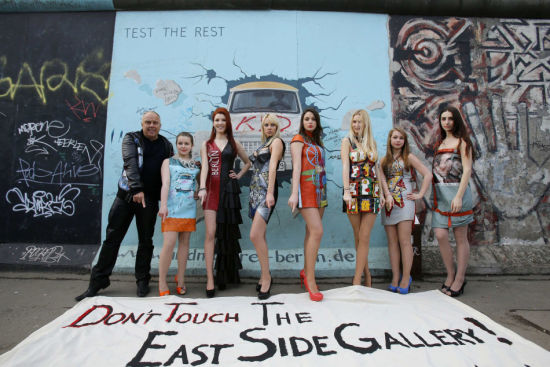 设计师罗丹(左)率模特在东廊艺术画墙前举行抗议活动