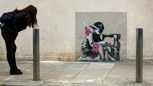 这幅壁画出现在北伦敦伍德格林的一条街道上。据信，它想传达的信息与使用廉价劳动力有关。