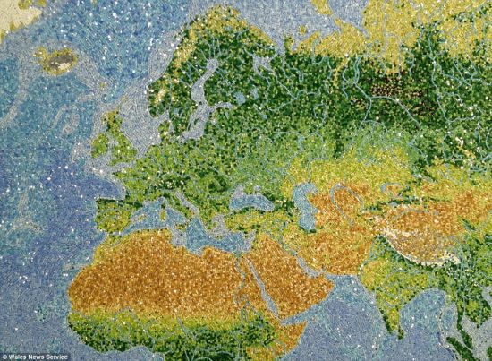 主图完成后，克里斯使用6912个发光二极管作点缀。