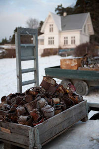 图片</p>

<p>　　2009年，挪威富豪彼得·奥尔森(Petter Olsen)买下了这栋房屋及其所处的农庄原属蒙克的那部分。这位奥尔森不是别人，正是去年五月经苏富比以1.2亿美元售出蒙克《尖叫》其中一版的卖家，他还计划将蒙克的这间故居重修后作为博物馆向公众开放。</p>

<p>　　Stefan Docksjö目前正管理着这片未来的博物馆，他透露蒙克晚年时有三处居所，其中关于Ramme人们了解得最少。这次挖掘工程也有助于定位蒙克晚年时在这里的一个户外工作室，那些仅埋在地下10公分处的绘画颜料、工具等，进一步证实了其具体位置。</p>

<p>　　据悉，这个计划中的博物馆有望在今年9月开放，首展定名为“爱德华·蒙克重返Ramme：柏林展后百年”，将囊括艺术家1913年在柏林展出的一系列作品，持续至明年1月26日。而本次挖掘出的物件则预计将于明年在这家新的博物馆中展出。</p>

<p>&nbsp;</p>
<!-- publish_helper_end -->
                 

					<div class=