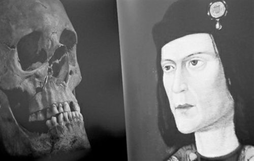 图为4日，电视屏幕上显示出理查三世遗骨的照片，旁边放置着理查三世的肖像画。 新华社发