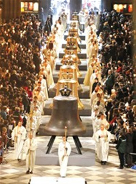 图为巴黎圣母院为组钟举行祈福仪式。