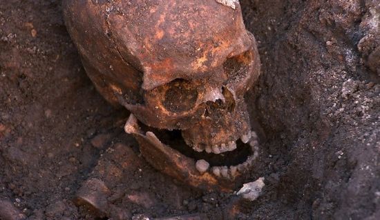 英国停车场挖掘出暴君理查三世遗骨 头颅8处创伤(组图)