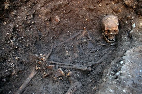 英国停车场挖掘出暴君理查三世遗骨 头颅8处创伤(组图)