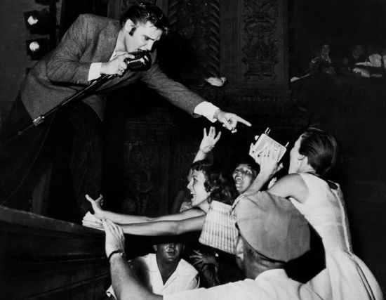 展示猫王舞台风采的老照片