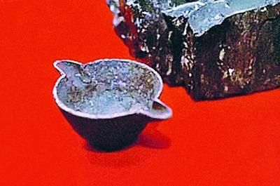 3.12亿年前煤炭中发现的生铁锅。
