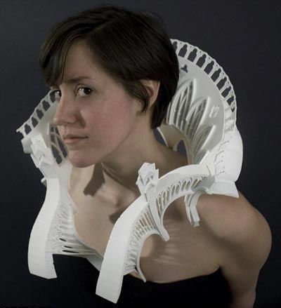 美一位模特展示设计师用“教堂做成的”护肩