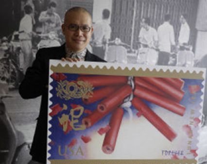 肖邮票设计者麦锦鸿说，过年放鞭炮，是他童年过年最深的记忆，也是今年蛇年邮票的主图案。（美国《世界日报》／黄惠玲摄影）