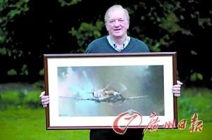 英国农场主坎道尔手持“喷火”式战机画像。