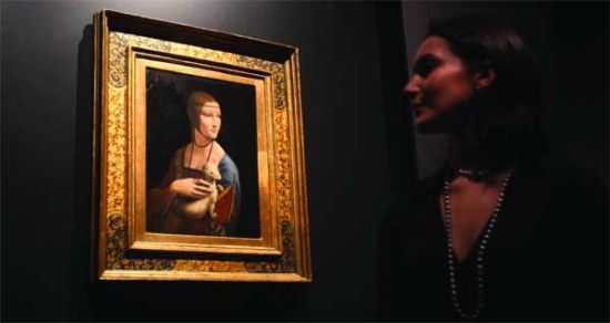 在伦敦的英国国家美术馆展出的《抱貂的女子》。