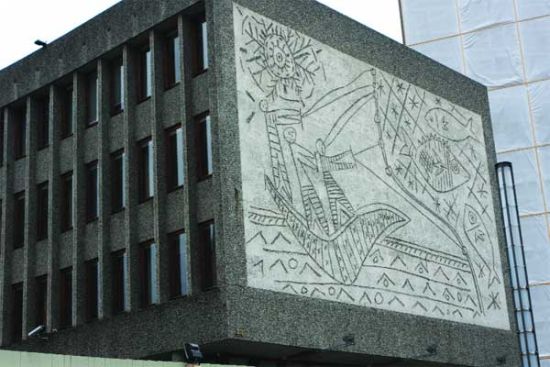 毕加索的《渔夫》在恐怖袭击中幸存，但政府大楼上的其它壁画遭到了严重破坏。