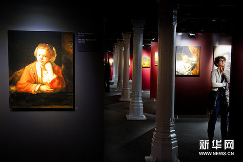 12月29日，游客在参观伦勃朗画作的复制品。新华网图片 罗宾·于特雷西特 摄