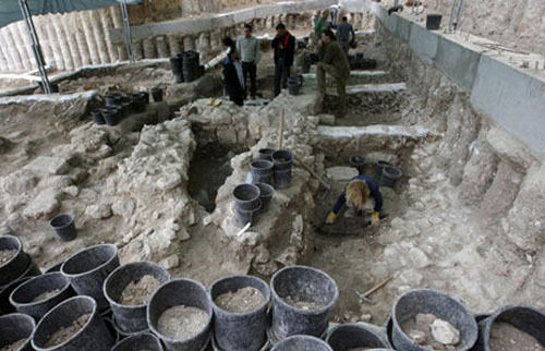 12月22日，工作人员在以色列耶路撒冷老城南墙外的考古挖掘现场忙碌。