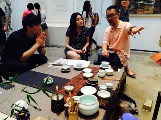 　南京国际美术展组委会工作人员与何士扬教授交流参展事宜