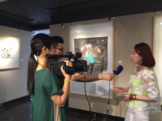组委会工作人员接受陕西电视台记者采访