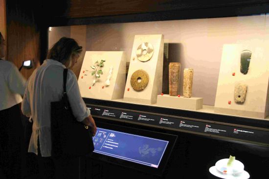 6月23日，在美国芝加哥菲尔德自然历史博物馆“唐仲英中国馆”内，一名参观者使用触屏了解展品。