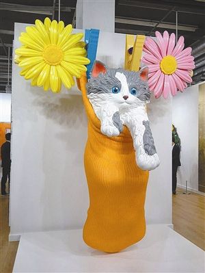 高古轩画廊展示的杰夫·昆斯作品《橘红色线衣里的猫》