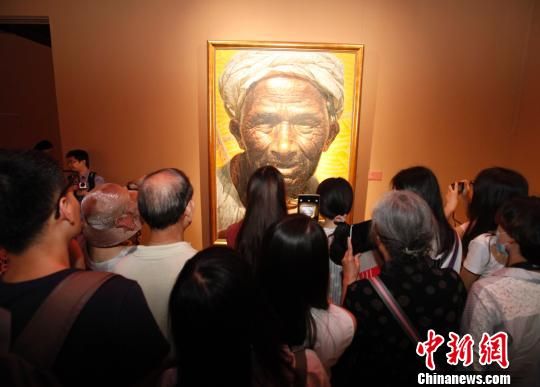 　　图为中国美术馆馆藏作品《父亲》首次在重庆展出，吸引众多市民前往参观。　周毅 摄 