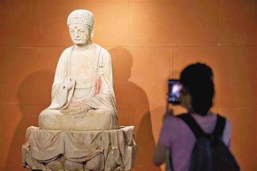 大足石刻博物馆的镇馆之宝释迦牟尼佛像。见习记者 谢智强 摄