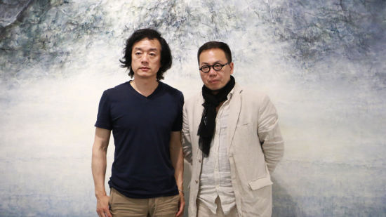 艺术家刘国夫与策展人夏可君在其作品前合影