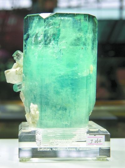产自巴基斯坦的海蓝宝矿石标本。海蓝宝是一种非常珍贵的宝石，为天蓝色至海蓝色或带绿的蓝色绿柱石，常见的晶体形态为六方柱，以明洁无瑕、浓艳的艳蓝至淡蓝色者为最佳。