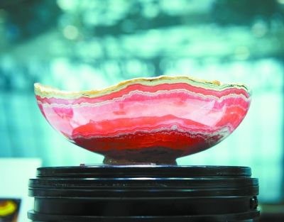 产自阿根廷的菱锰矿碗。菱锰矿也是碳酸盐矿物，通常为粒状、块状或肾状，红色，具有玻璃光泽。