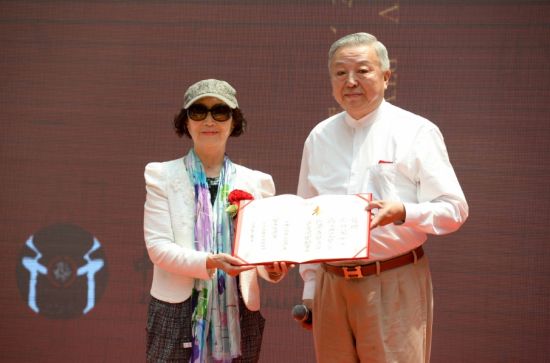 宋丹菊受聘担任中国非物质文化遗传发展促进会的荣誉副会长