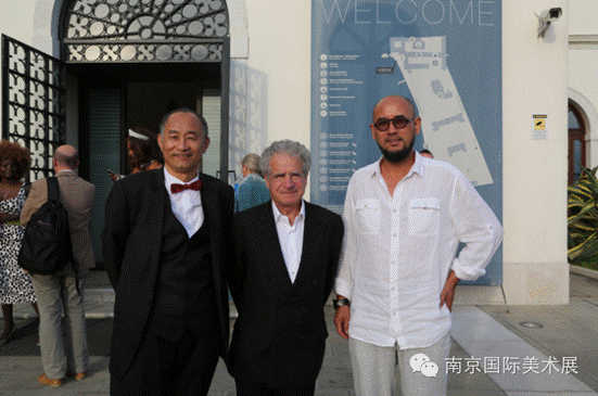 　　摩洛哥著名建筑设计师ElieMouyal在展览赞助人严陆根陪同下参观展览
