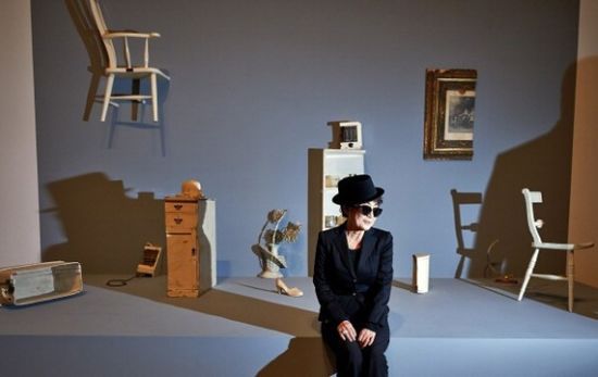 小野洋子和她的装置作品《Half-A_Room》（1967年拍摄于法兰克福）
