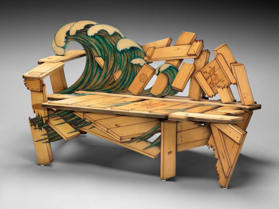 展览中也展出了家具艺术家John Cederquist在1992年以《神奈川冲浪里》为灵感创作的作品《Couchabunga》