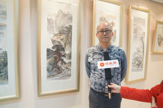 画家张锦波接受媒体采访