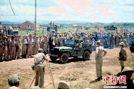 1945年8月21日，芷江机场，日本投降代表今井武夫一行乘坐插有白旗的吉普车绕场一周示众。 当年驻芷江美军约瑟夫供图。 摄