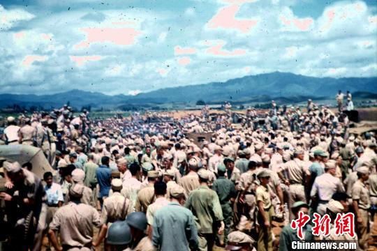 1945年8月21日上午，数千中国军民涌向芷江机场目睹日本投降代表。 当年驻芷江美军约瑟夫供图。 摄