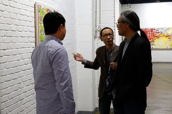 左起艺术家陈亮，中间桥舍画廊艺术总监傅庸峰，右一艺术家石冲