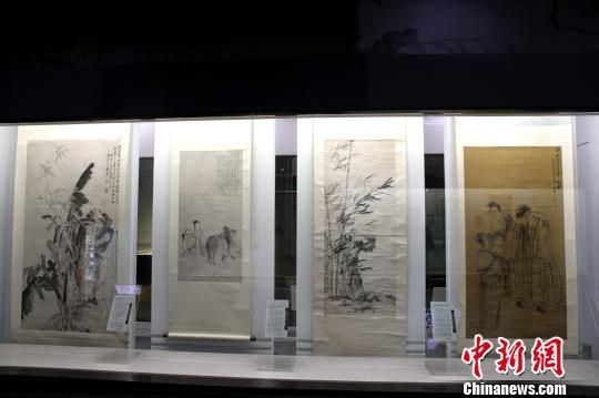 图为中国四大博物馆馆藏“扬州八怪”101幅真迹扬州展出。　崔佳明　摄