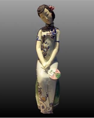 佛山市陶瓷艺术大师何琦琪代表作《轻倚小阁窗》